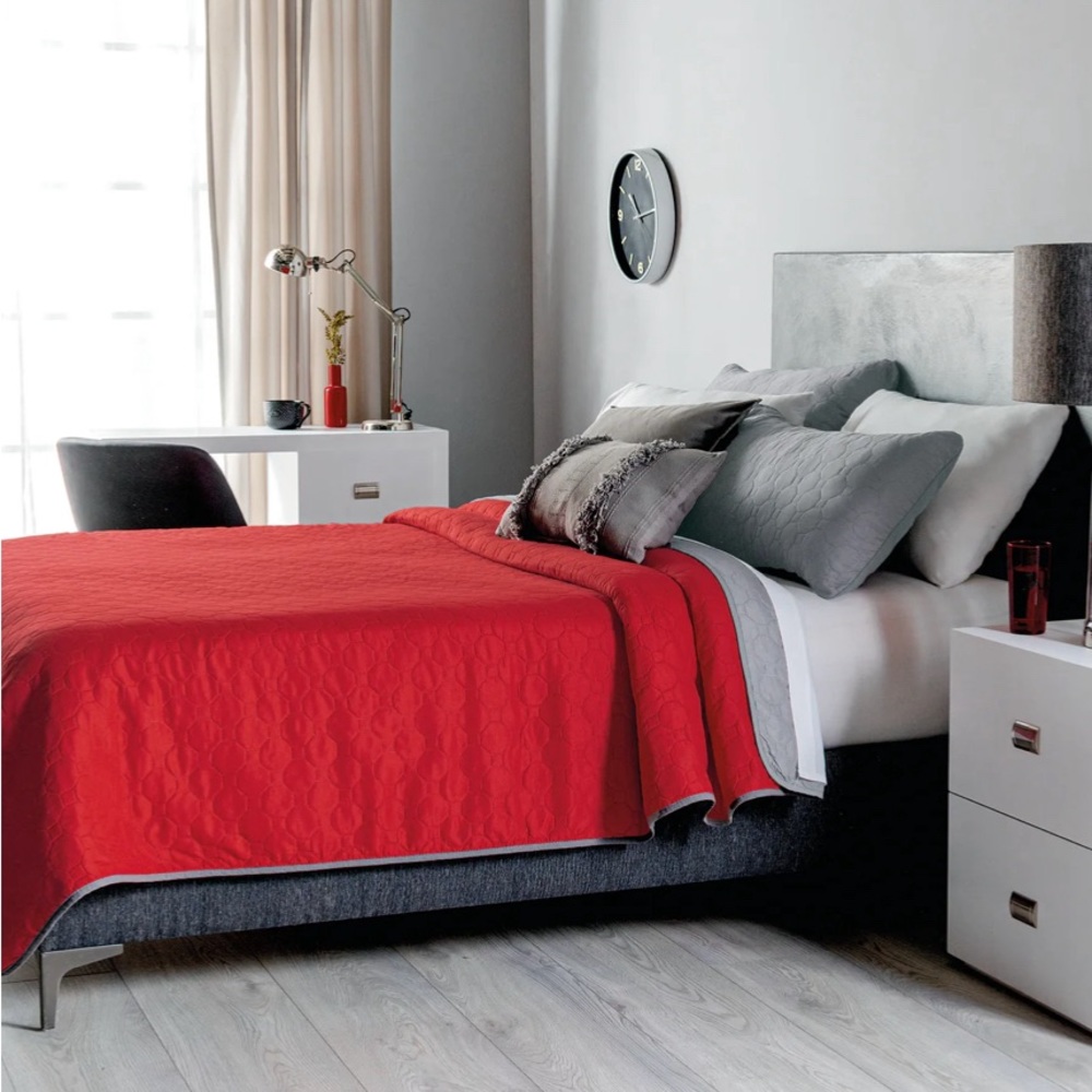 King/Red Comforter (comforter ONLY)